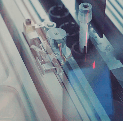 Närbild på någon form av medicinteknisk utrustning