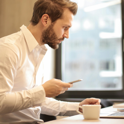 En man sitter vid ett skrivbord.